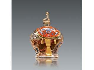 ヴィンテージ香水瓶と現代のタピスリー　さまざまなデザイン