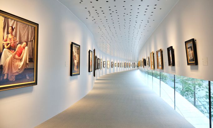 世界で初めての「写実絵画」を専門とするホキ美術館。ロマンある建築表現と細部に渡る洗練されたこだわりの設計も見どころ。写真と見紛うほどの細密な絵画による表現は、静かな深い感動を呼び起こす