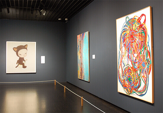 4階ハイライト展示室。右端に見えるのが田中敦子の 《作品 66-SA》 （1966年）