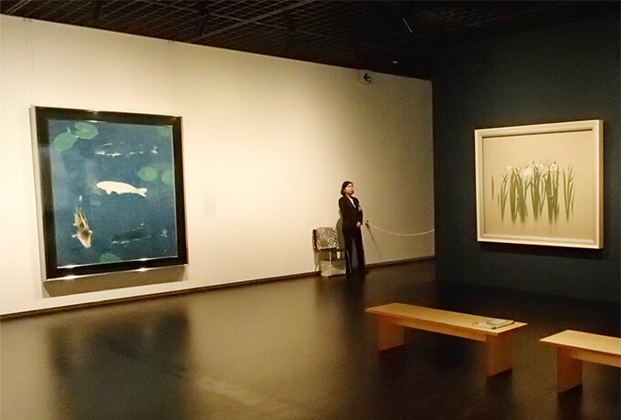 3階日本画展示室。左端に見えるのが堅山南風《白雨》（1951年）