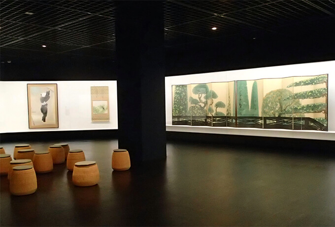 3階日本画展示室。右端に見えるのが川端龍子《新樹の曲》（1932年）
