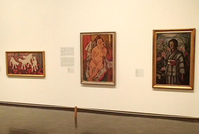 ギャラリー4「奈良美智がえらぶMOMATコレクション　近代風景～人と景色、そのまにまに～」展示風景。<br />左端に見えるのが辻永《椿と仔山羊》（1916年）