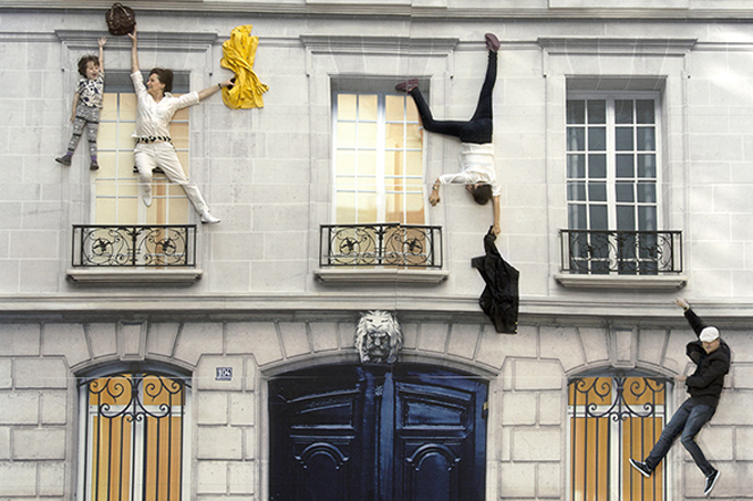 レアンドロ・エルリッヒ　《建物》　2004年　展示風景：104-パリ、2011年　※参考図版