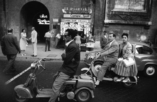 ウィリアム・クライン「Red Light, Piazzale Flaminio, Rome 1956」