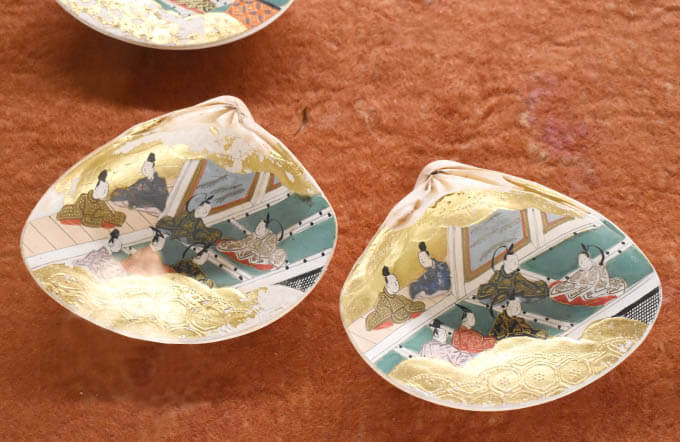 菊折枝蒔絵調度（きくおりえだまきえちょうど）　「貝合せ」の遊びに使う合貝(あわせがい) 江戸時代　19世紀　俊恭院福君所用