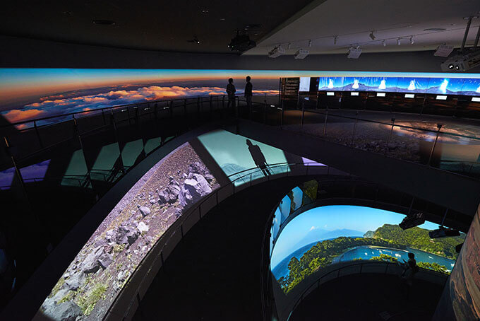 ハイビジョンスクリーンで、四季の富士登山を疑似体験できる展示ゾーン