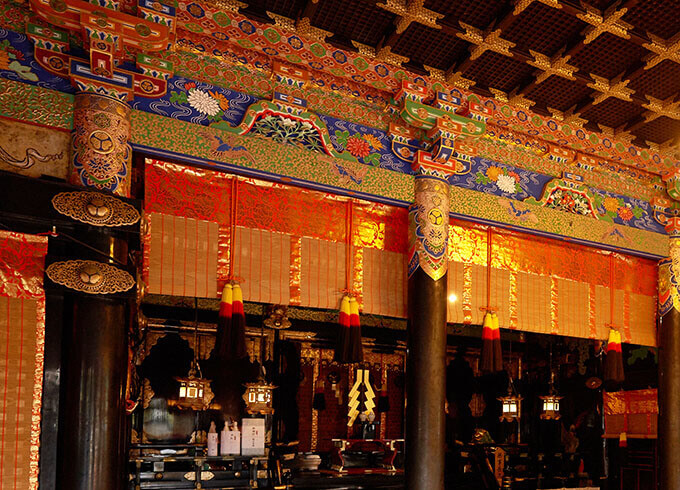 黒と朱色をベースに、青、緑、金などで鮮やかに彩色された久能山東照宮の御社殿