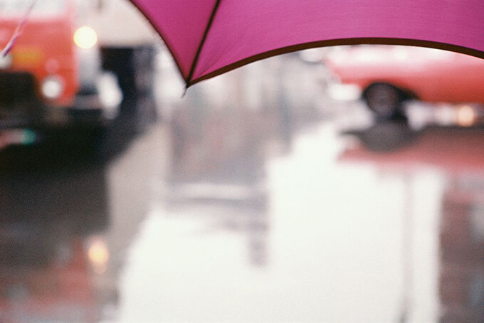 ソール・ライター 《薄紅色の傘》 1950年代、発色現像方式印画 ©Saul Leiter Foundation
