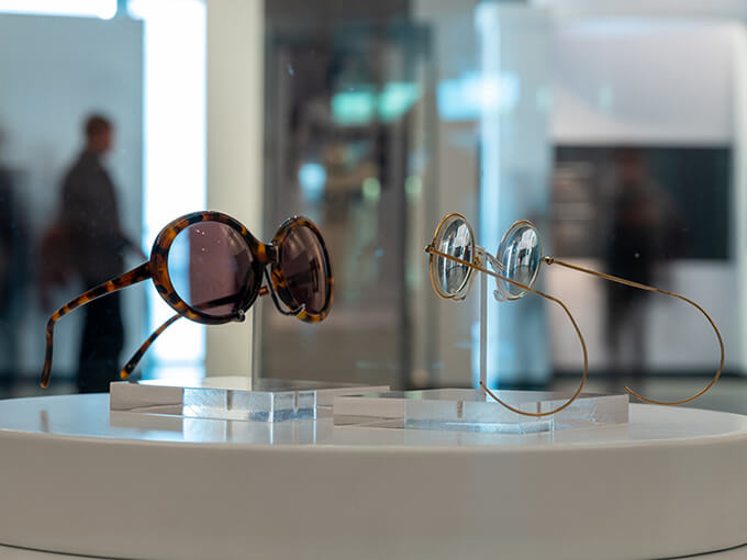 ジョンとヨーコのメガネが向き合う展示 Photo by Mark McNulty ©Yoko Ono