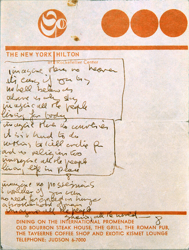 “DOUBLE FANTASY – John & Yoko” では、ジョンの手書きの歌詞：「Imagine」、「In My Life」、「Give Peace a Chance」、「Happy Xmas（War is Over）」、「Woman」などが展示予定である。「イマジン」手書きの歌詞　©Yoko Ono