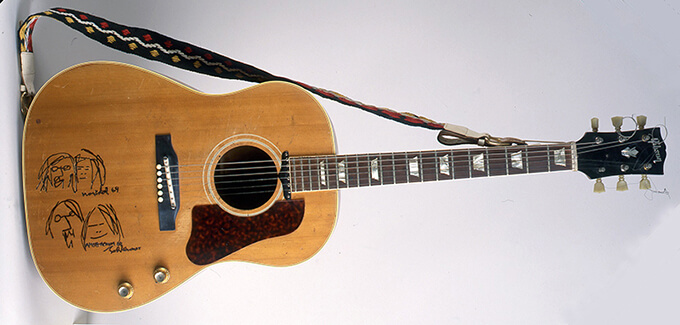 ベッド・インの際に使用したジョンのギター（ジョンとヨーコのイラスト入り）Photo by Miki Slingsby / Courtesy of Yoko Ono