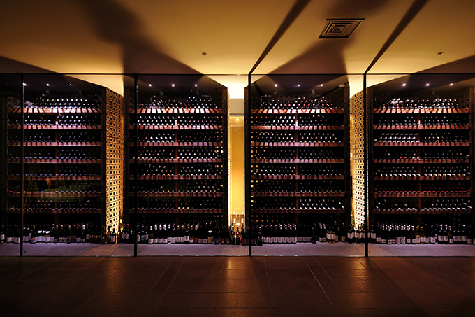 山梨、長野のワインを中心に2000本を貯蔵するワインセラー。