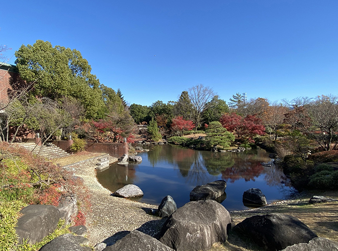 芸術の森公園内の日本庭園では、四季折々の景色を愛でることができる。