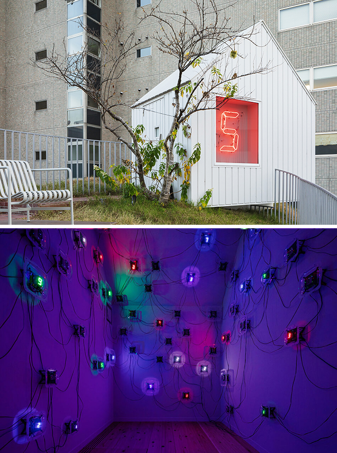 ©Shinya Kigureグリーンタワーの小屋の壁とその室内の宮島達男の作品〈Time Neon – 02〉と〈Life（le corps sans organes）-no.17、no.10〉。