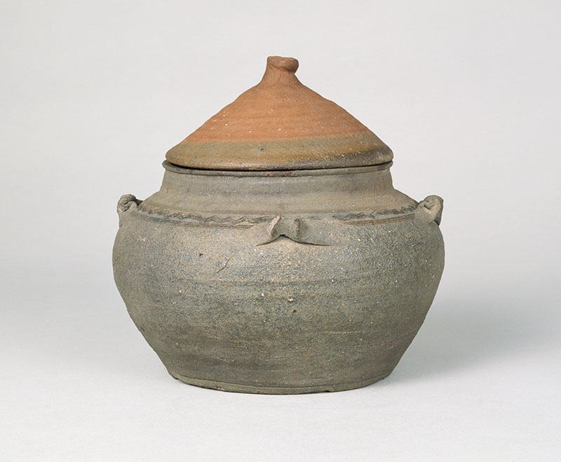 存在感抜群の焼締めのオブジェ的作品。蓋物の楽しさを味わえます。 企画展 焼き締め陶 ―土を感じる― | 根津美術館 | 美術館・展覧会情報