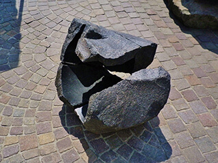 八田 隆 彫刻展―マグマの記憶―