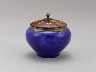 青と赤の煌めき　美術工芸品を彩る色の世界