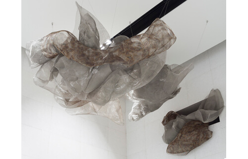 生への言祝（ことほ）ぎ　－インスタレーション、十二の柱＋出会いのパフォーマンス－ 大分県立美術館（OPAM）-6