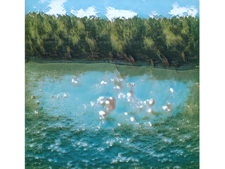 柿本ケンサク「時をかける」展　革命の歌を聞いた写真たちが動き出す